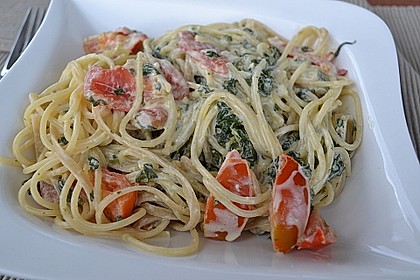 Nudeln mit Spinat, Schafskäse und Tomate 19
