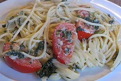 Nudeln mit Spinat, Schafskäse und Tomate 26