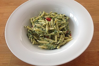 Nudeln mit Spinat, Schafskäse und Tomate 49