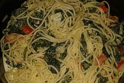 Nudeln mit Spinat, Schafskäse und Tomate 50