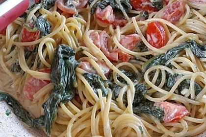 Nudeln mit Spinat, Schafskäse und Tomate 24