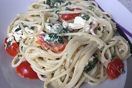 Nudeln mit Spinat, Schafskäse und Tomate 18