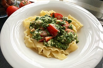 Nudeln mit Spinat, Schafskäse und Tomate 3