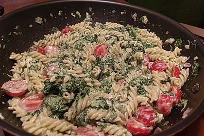 Nudeln mit Spinat, Schafskäse und Tomate 27