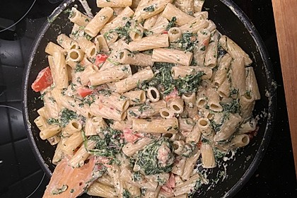 Nudeln mit Spinat, Schafskäse und Tomate 43