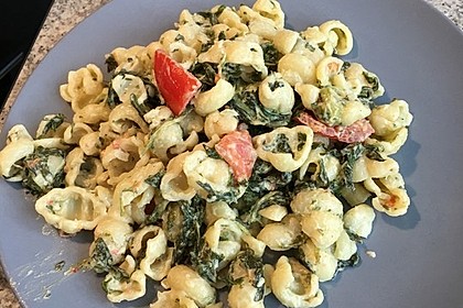 Nudeln mit Spinat, Schafskäse und Tomate 37