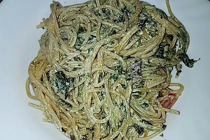 Nudeln mit Spinat, Schafskäse und Tomate 41