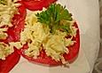 Knoblauch-K&auml;se auf Tomaten