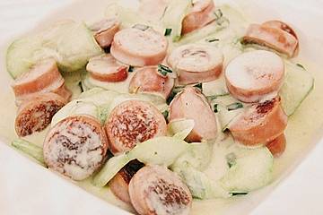 Gurkensalat mit Würstchen