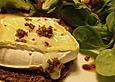 Fl&uuml;ssiger Camembert auf krossem Pumpernickel mit Walnuss-Feldsalat