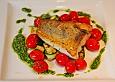 Auf der Haut gebratenes Fischfilet auf gegrillten Zucchinigem&uuml;se, B&auml;rlauch-Pesto und marinierten Tomaten