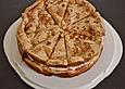 Baiser-Schicht-Torte mit Johannisbeer-Sahnef&uuml;llung
