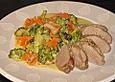 Ein&ouml;der Schweinsfilet auf Brokkoli-S&uuml;&szlig;kartoffel-Gem&uuml;se