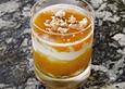 Aprikosen-Sauerrahm- Dessert im Glas