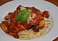 Spaghetti mit Muscheln und Oliven in Tomatenso&szlig;e