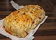 Zwiebel-K&auml;se Brot mit Tomaten