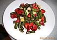 Spargelsalat mit Mozzarella und Erdbeeren