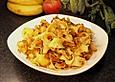 Grumbeere mit Nudeln und Zwiebeln