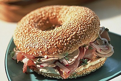 Bagels mit K&auml;secreme, Schinken und Radieschen