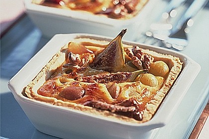 K&auml;se-Quiche mit Weintrauben, Feigen und Waln&uuml;ssen