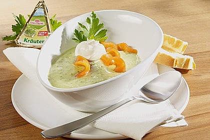 Zucchini-Suppe mit R&auml;ucherlachs und Baguette