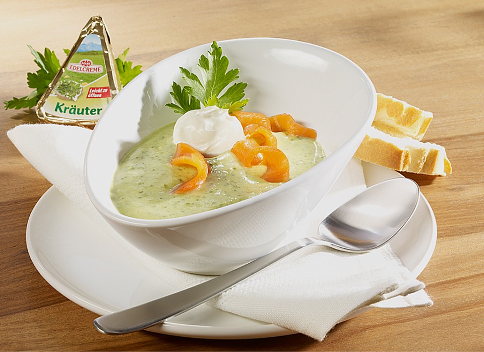 Zucchini-Suppe mit Räucherlachs und Baguette (Rezept mit Bild ...