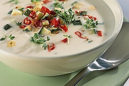 K&auml;secremesuppe mit Zucchini und roter Paprika