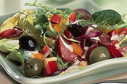 Paprika-Oliven-Salat mit Cabanossi und Kr&auml;utercreme