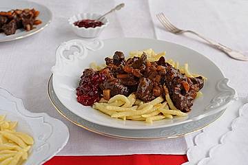 Hirschgulasch mit Spätzle und Preiselbeeren