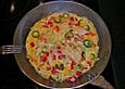 Omelette mit Nudeln, Paprika und Tomaten