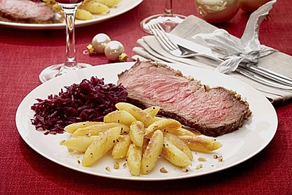 Roastbeef mit Nusskruste, Punsch-Rotkohl und Nuss-Kartoffelnudeln