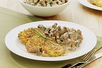 Mandel-Reibekuchen mit Gefl&uuml;gelragout