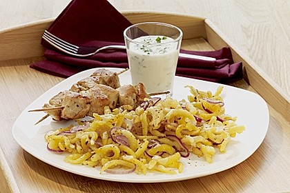 H&auml;hnchenspie&szlig;e mit Sp&auml;tzle-Zwiebel-Gratin
