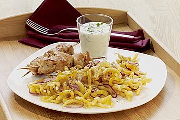 Hähnchenspieße mit Spätzle-Zwiebel-Gratin