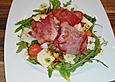 Ziegenk&auml;se im Schinkenmantel auf Rucola- bzw. Feldsalatbett