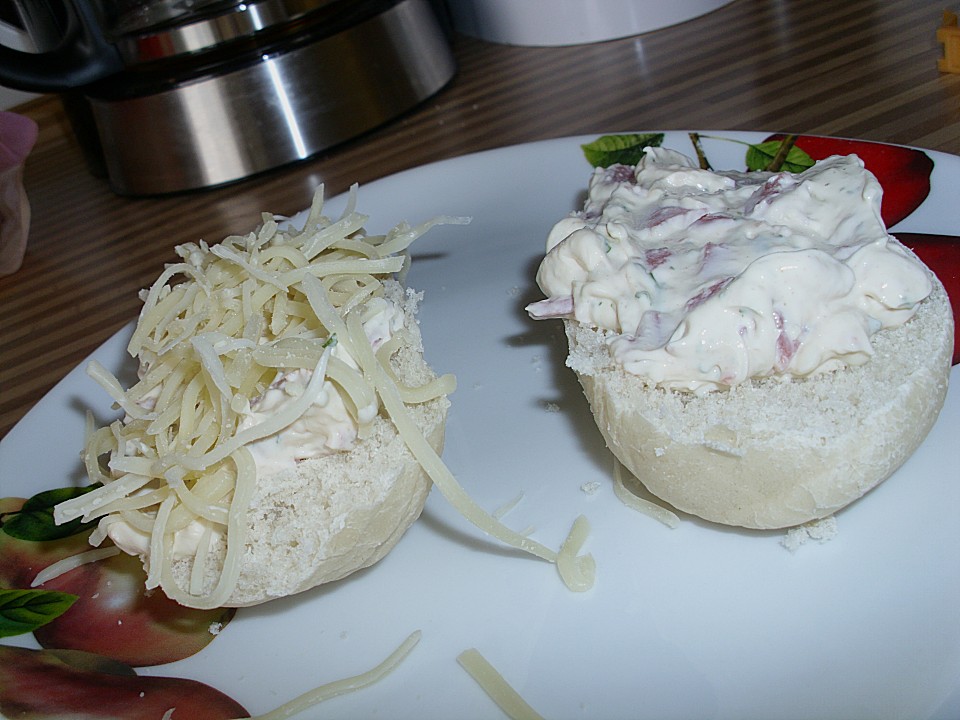 Überbackene Brötchen mit Käse-Salami-Aufstrich (Rezept mit Bild ...