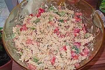 Nudelsalat mit Paprika-Peperoni Dressing