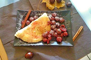 Feine Pfannkuchen mit Amaretto-Zimt-Kirschen