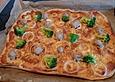 Pizza mit Salsiccia, Brokkoli und Zwiebel