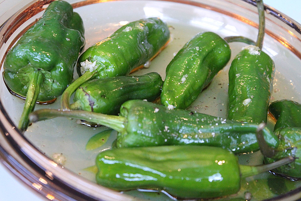 Peperoni im Ofen oder auf dem Grill gebacken (Rezept mit Bild