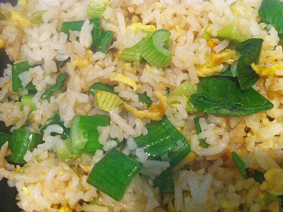 Chinesischer gebratener Reis mit Frühlingszwiebeln und Ei (Rezept mit ...