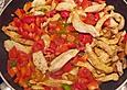 Gem&uuml;se-Tomatenso&szlig;e mit Pute an einem Reist&ouml;rtchen