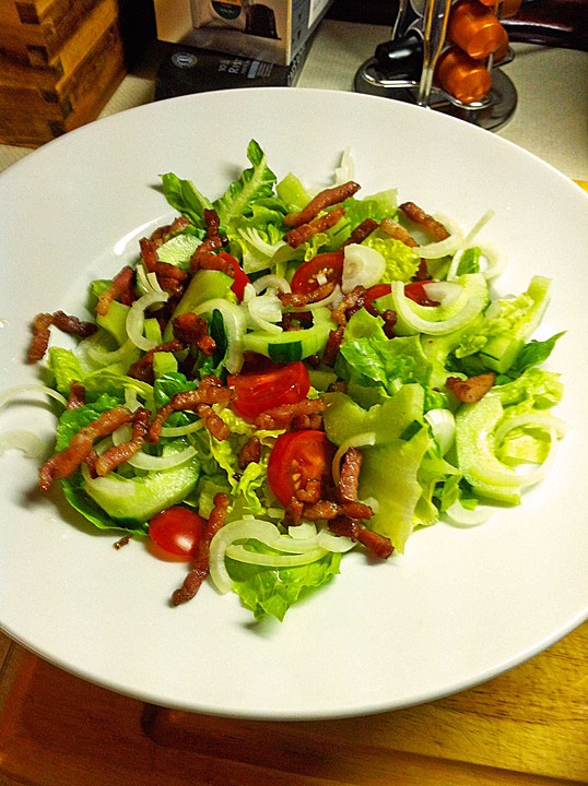 Salat mit gebratenen Sesam-Honig-Mini-Knödeln und Bacon (Rezept mit ...