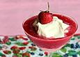 Wei&szlig;e Schokoladenmousse mit Erdbeermark f&uuml;r Mae West