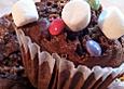 Schokomuffins mit Smarties und Marshmallows