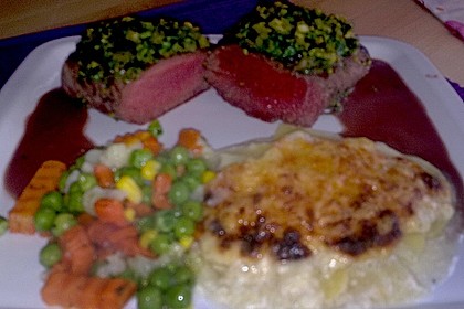 Lamm in Kr&auml;uterkruste mit Rotweinsauce und Kartoffelgratin 1