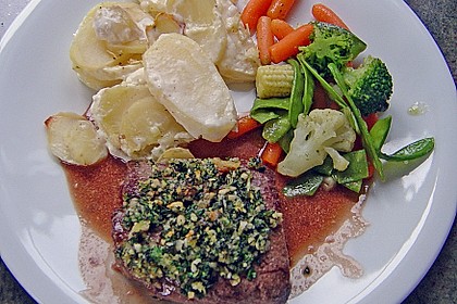 Lamm in Kr&auml;uterkruste mit Rotweinsauce und Kartoffelgratin