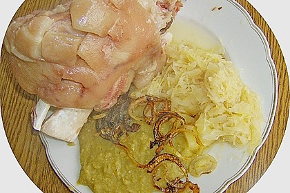 Berliner Eisbein mit Sauerkraut und Erbsenp&uuml;ree 1