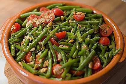 Antipasti mit grünen Bohnen und Pinienkernen