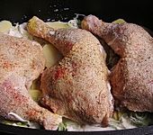 Gebackene H&auml;hnchenkeulen auf Kartoffeln (Bild)